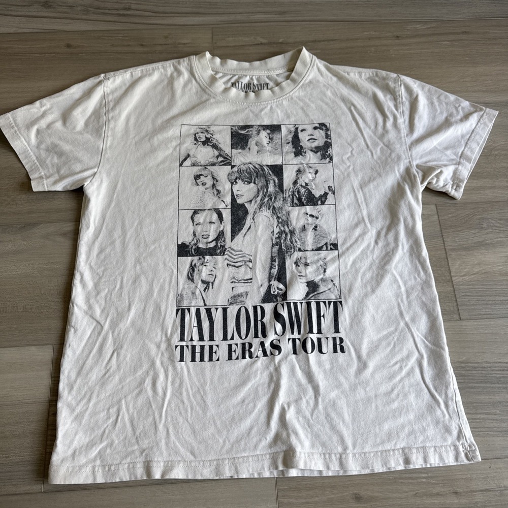 Taylor Swift The Eras Tour T-Shirt sz Large Off White‎ Nice Fading